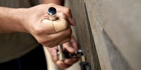 renovatie uitvoerende man met een pleister op zijn vinger
