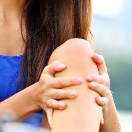 Vrouw met wond aan knie
