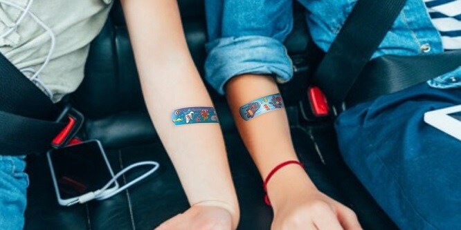 Kinderen in een auto met gekleurde pleisters op de armen
