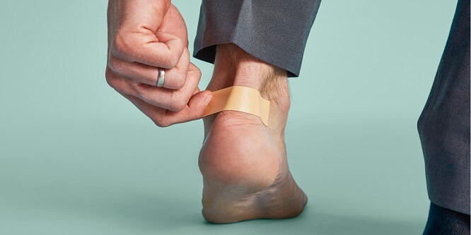 Aanbrengen van Nexcare Active tape op de voet
