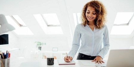 Vrouw die notities maakt op kantoor
