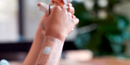 Tape voor gevoelige huid op iemands hand
