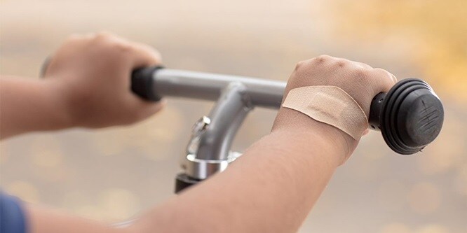 Nexcare Duo pleister op hand van kind

