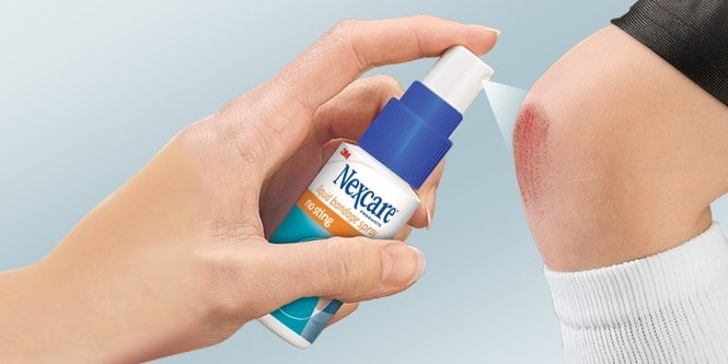  Nexcare™ Vloeibaar verband op de knie aangebracht
